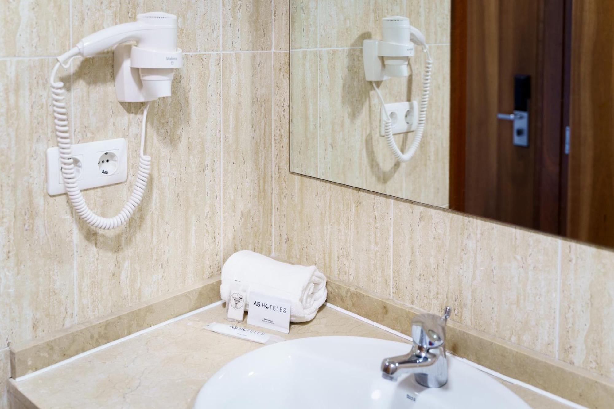 As Hoteles Ponferrada Columbrianos ภายนอก รูปภาพ